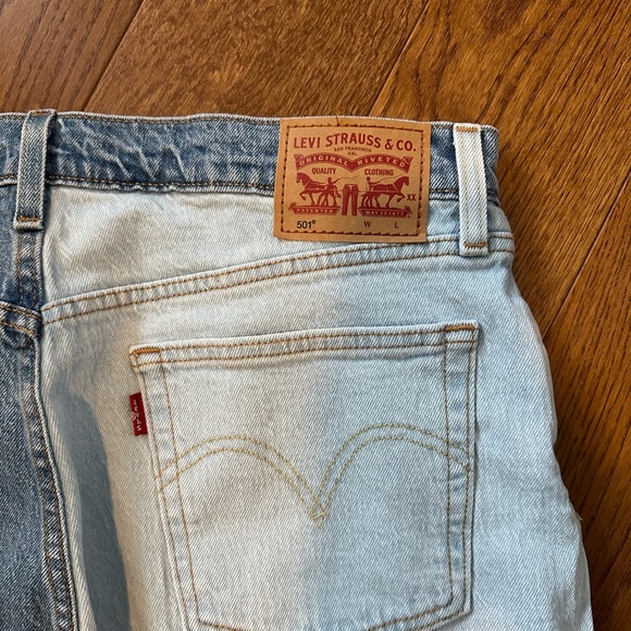 Levi's Women's 501 Original Selvedge Two-Tone High Rise Cropped Jeans - Picture 5 of 6